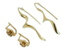A modern pair of 14k spiral earrings, 50mm, 6.4 grams and a part of yellow metal and solitaire