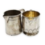 Two George V silver small cream jugs, tallest 78mm, 8.1oz.