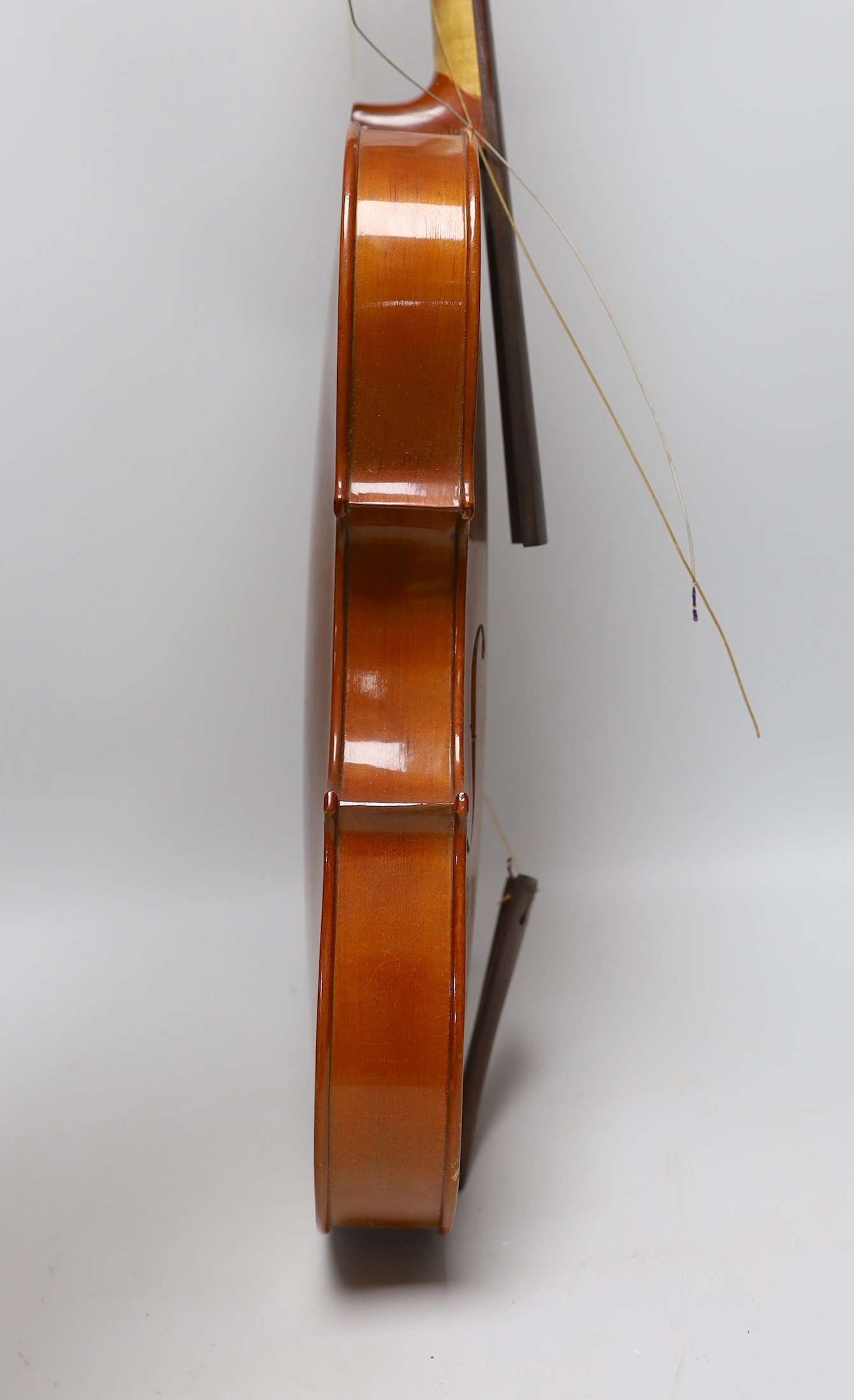 A cased viola and bow, viola back measures, 40.5cm - Image 3 of 15