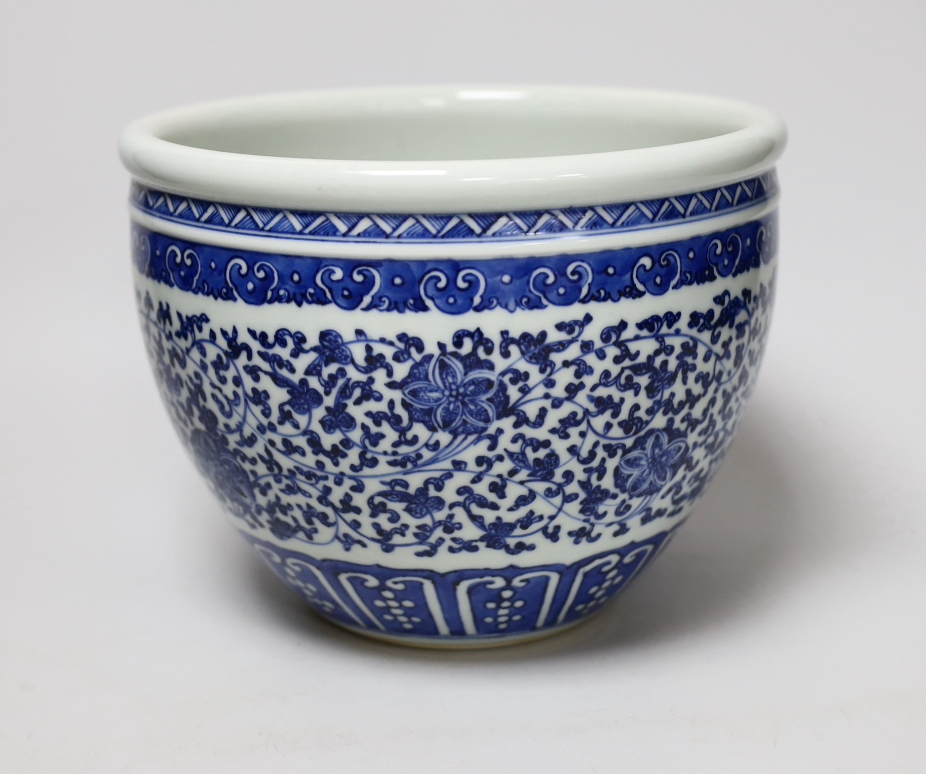 A Chinese blue and white jardiniere, 18cm