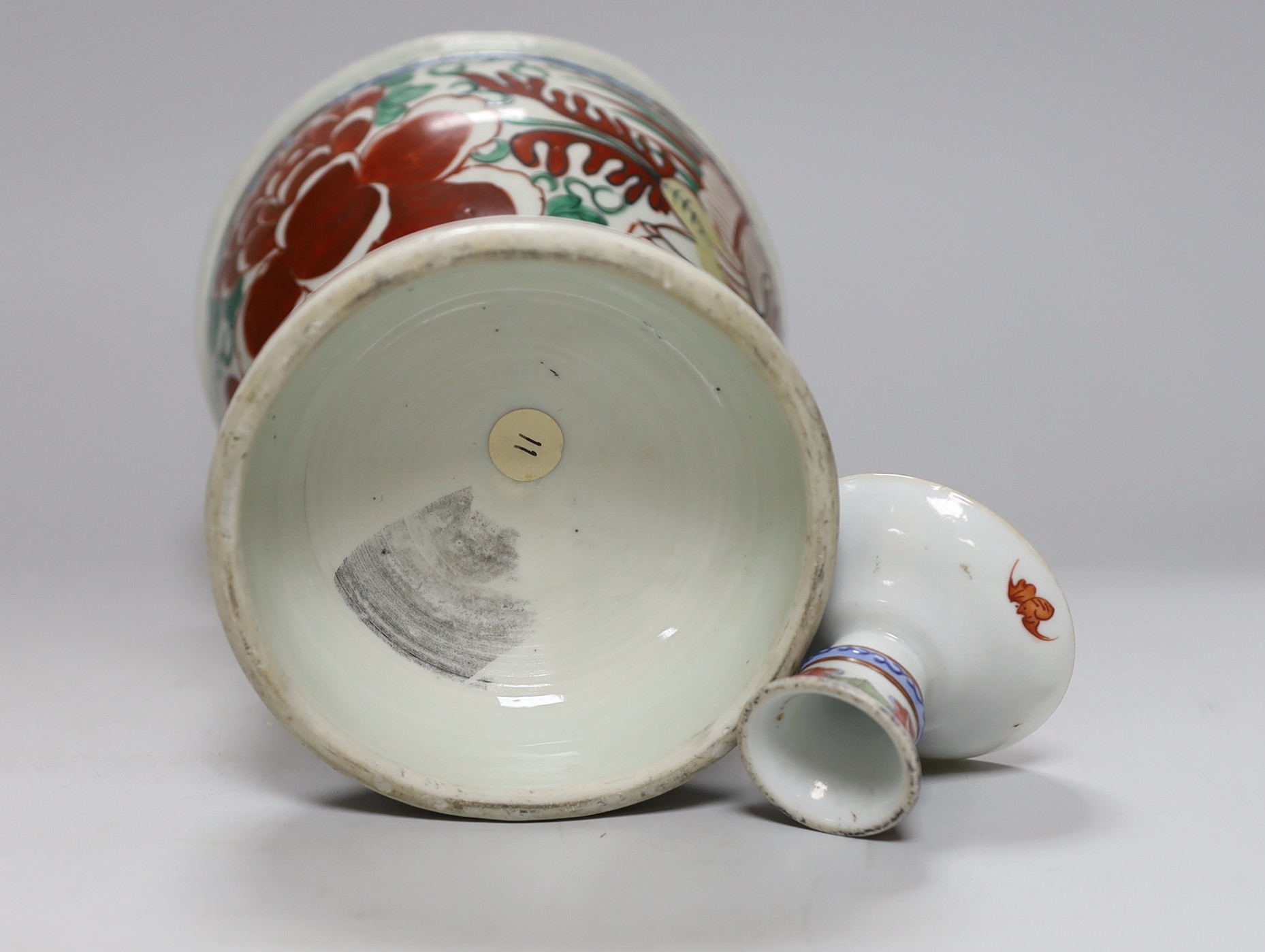 A small 19th Chinese stem dish decorated with peaches and a late 20th century large Wucai stem - Image 5 of 5