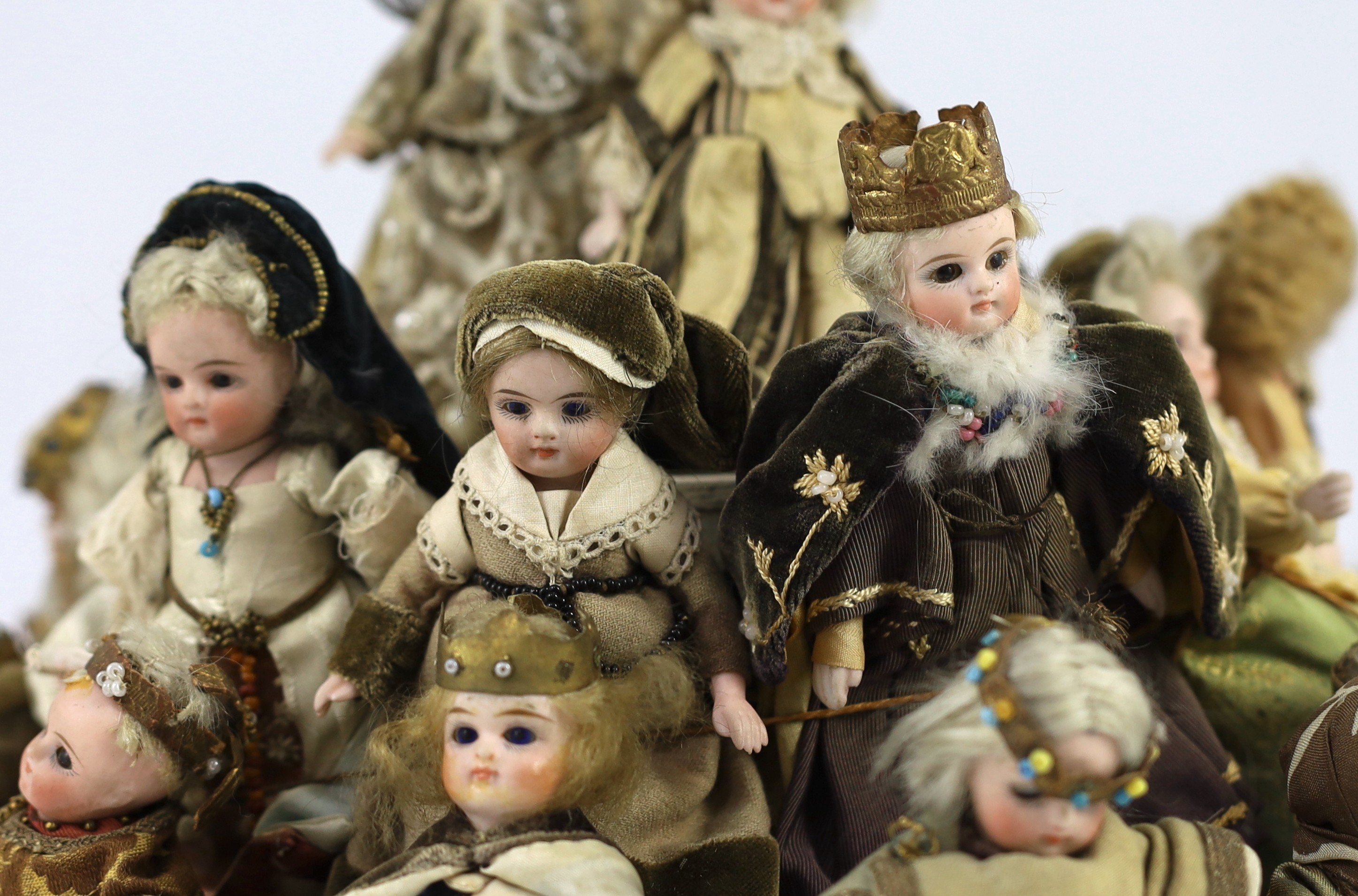 A rare collection of twenty-three German all-bisque dolls, circa 1910, jointed at the shoulders - Image 4 of 12