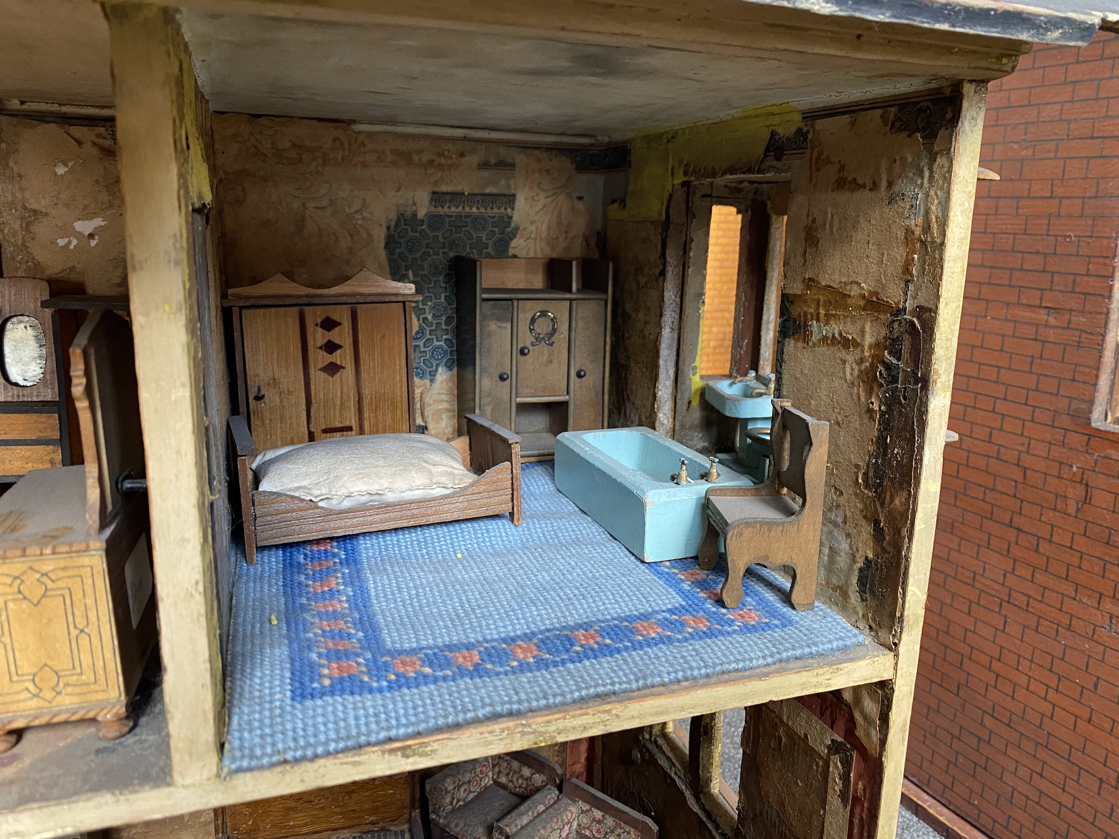 A Moritz Gottschalk ‘blue roof’ furnished dolls’ house, c.1893-94, modelled as an elaborate two - Image 5 of 7