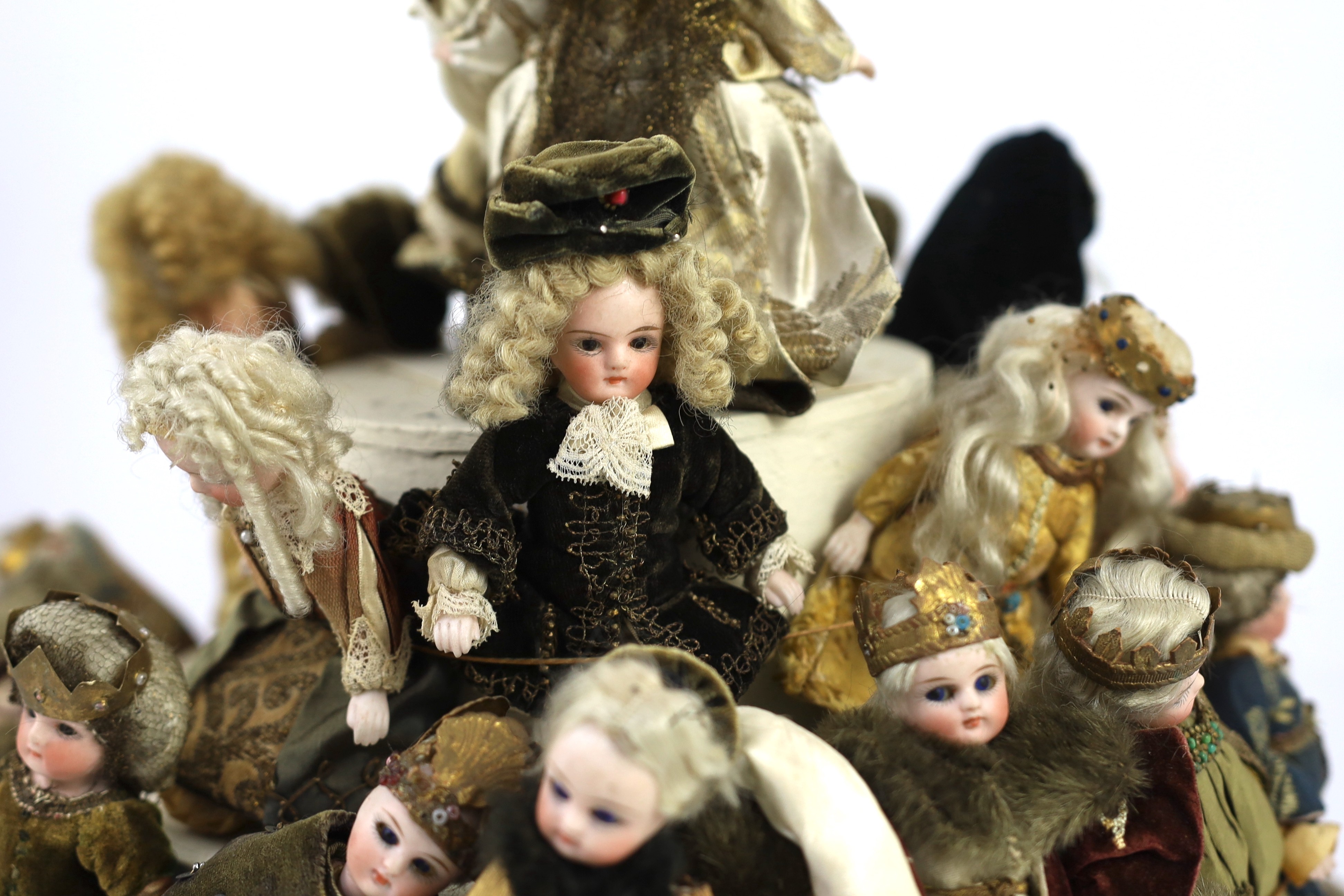 A rare collection of twenty-three German all-bisque dolls, circa 1910, jointed at the shoulders - Image 11 of 12