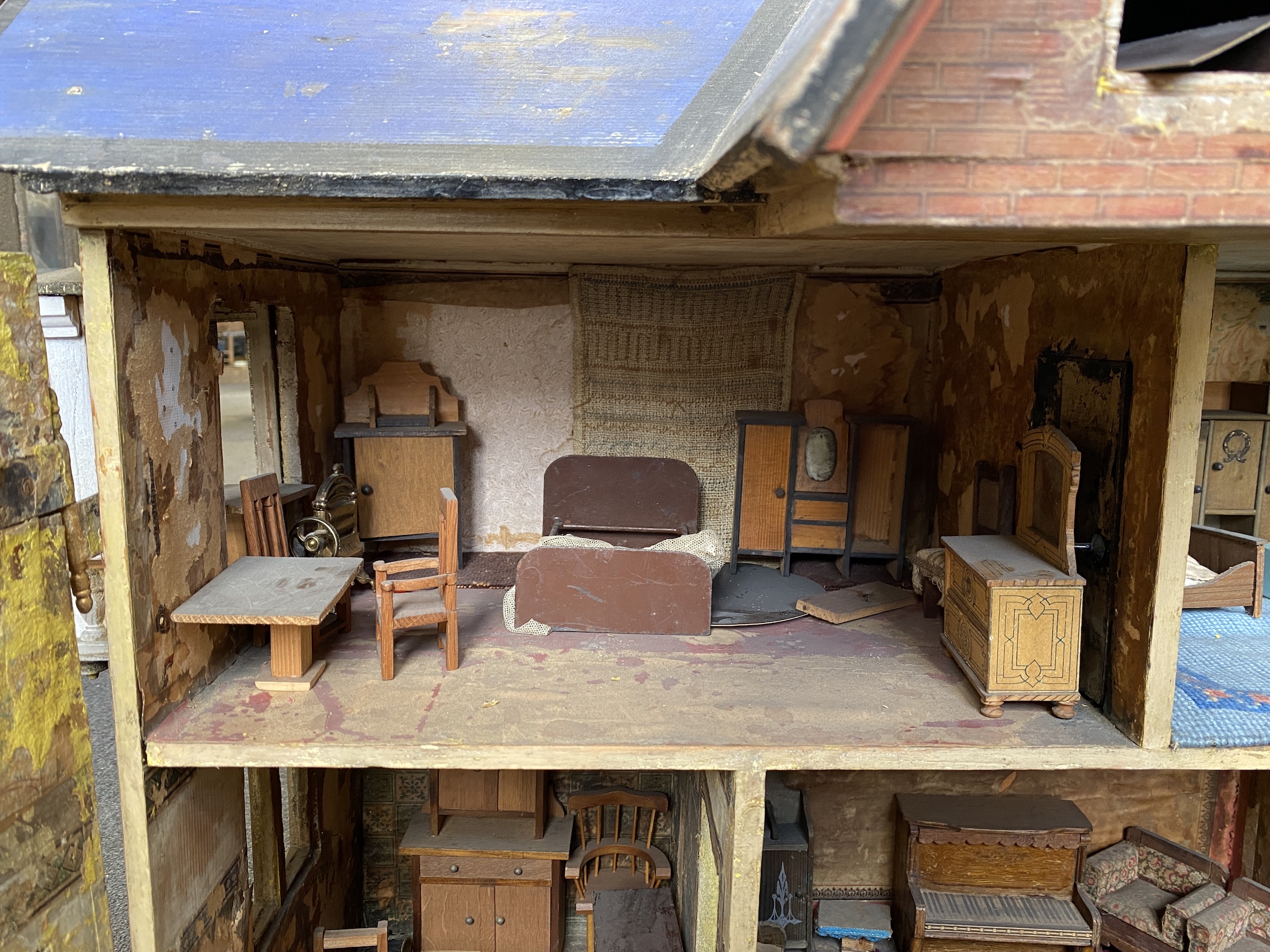 A Moritz Gottschalk ‘blue roof’ furnished dolls’ house, c.1893-94, modelled as an elaborate two - Image 4 of 7