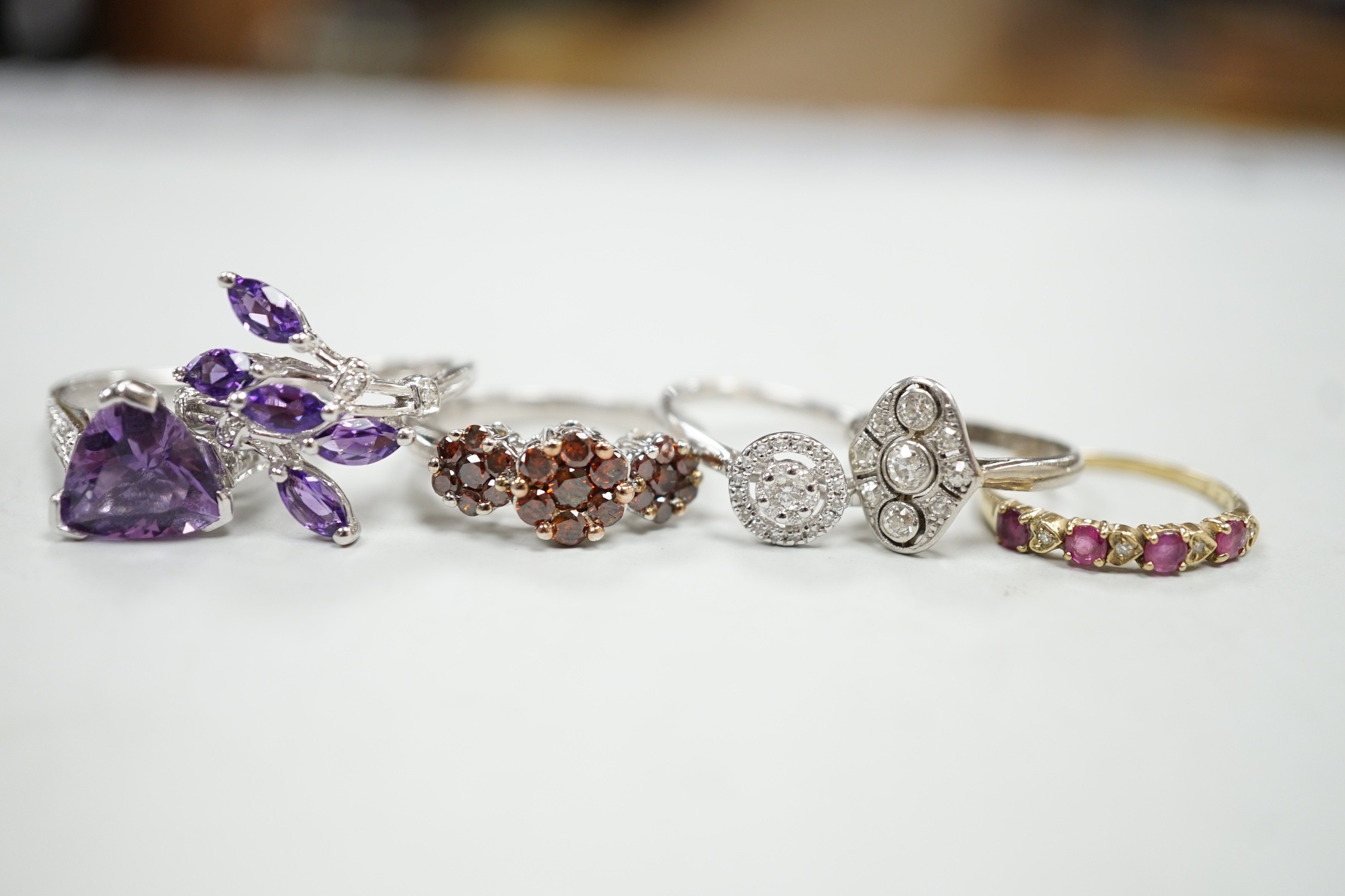 Five assorted modern 9ct gold and gem set dress rings, including diamond cluster ring, gross - Image 4 of 6