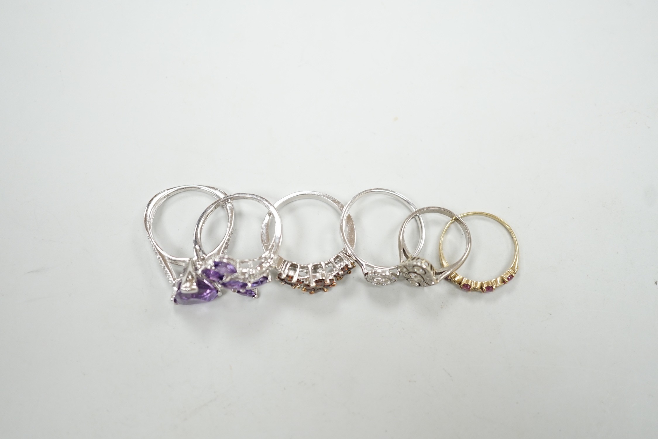 Five assorted modern 9ct gold and gem set dress rings, including diamond cluster ring, gross - Image 6 of 6