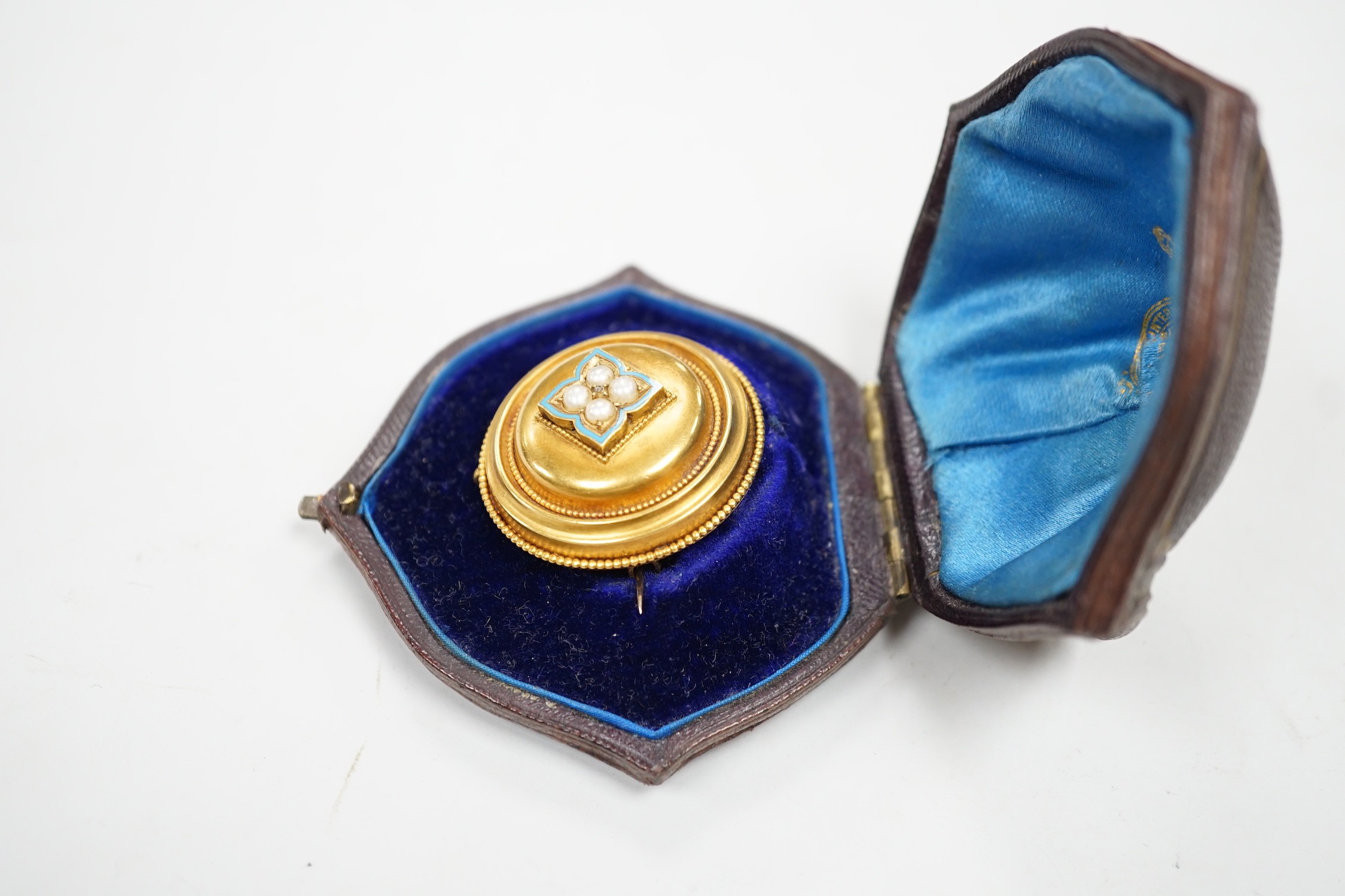 A cased Victorian yellow metal, enamel and split pearl set circular mourning pendant brooch, the - Image 2 of 4