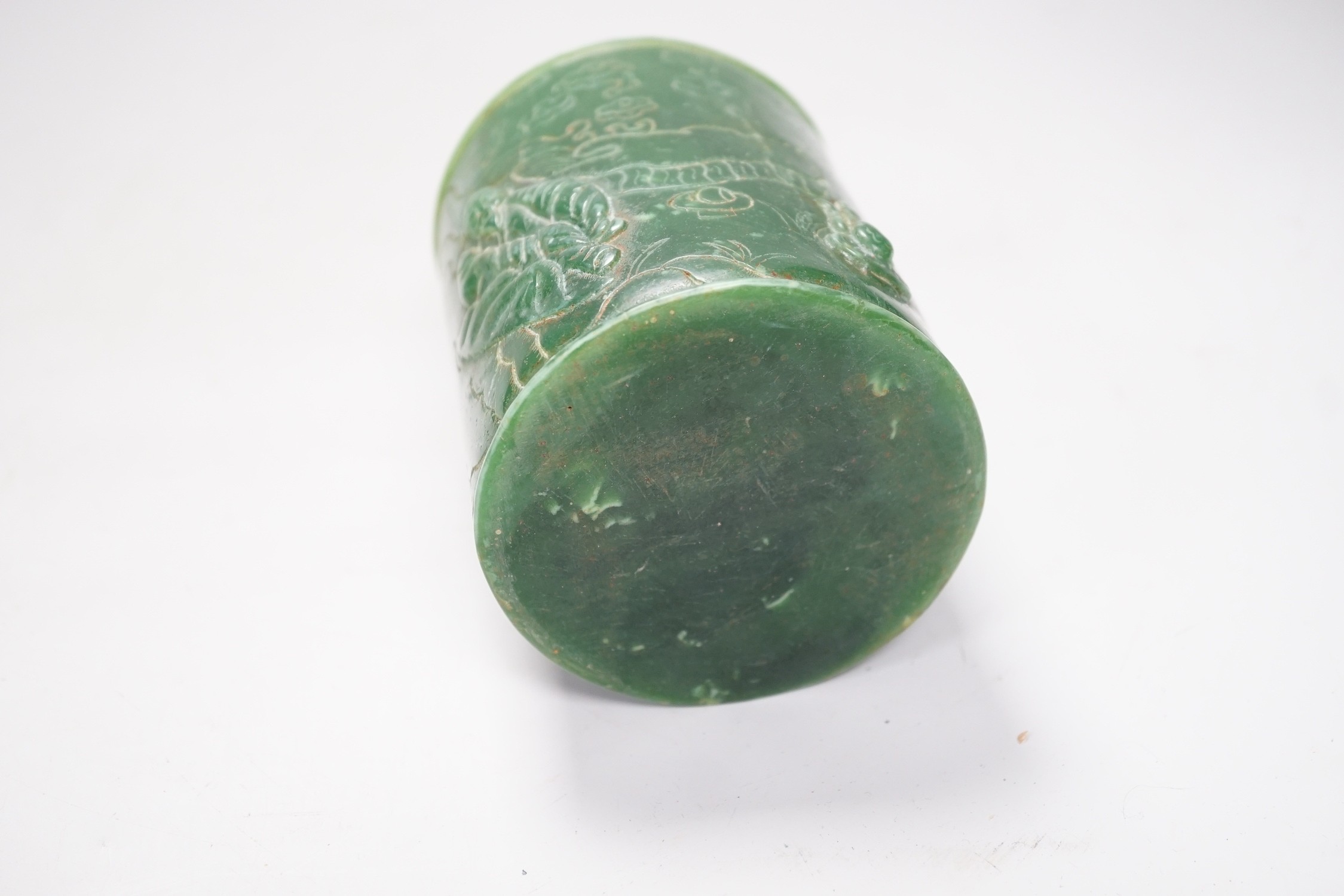 A Chinese incised green glass cylindrical brushpot, 11cm - Image 5 of 5