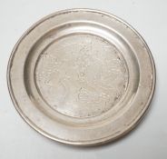 A Chinese white metal small dish, engraved with dragon, diameter 11.3cm, 121 grams.