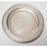 A Chinese white metal small dish, engraved with dragon, diameter 11.3cm, 121 grams.