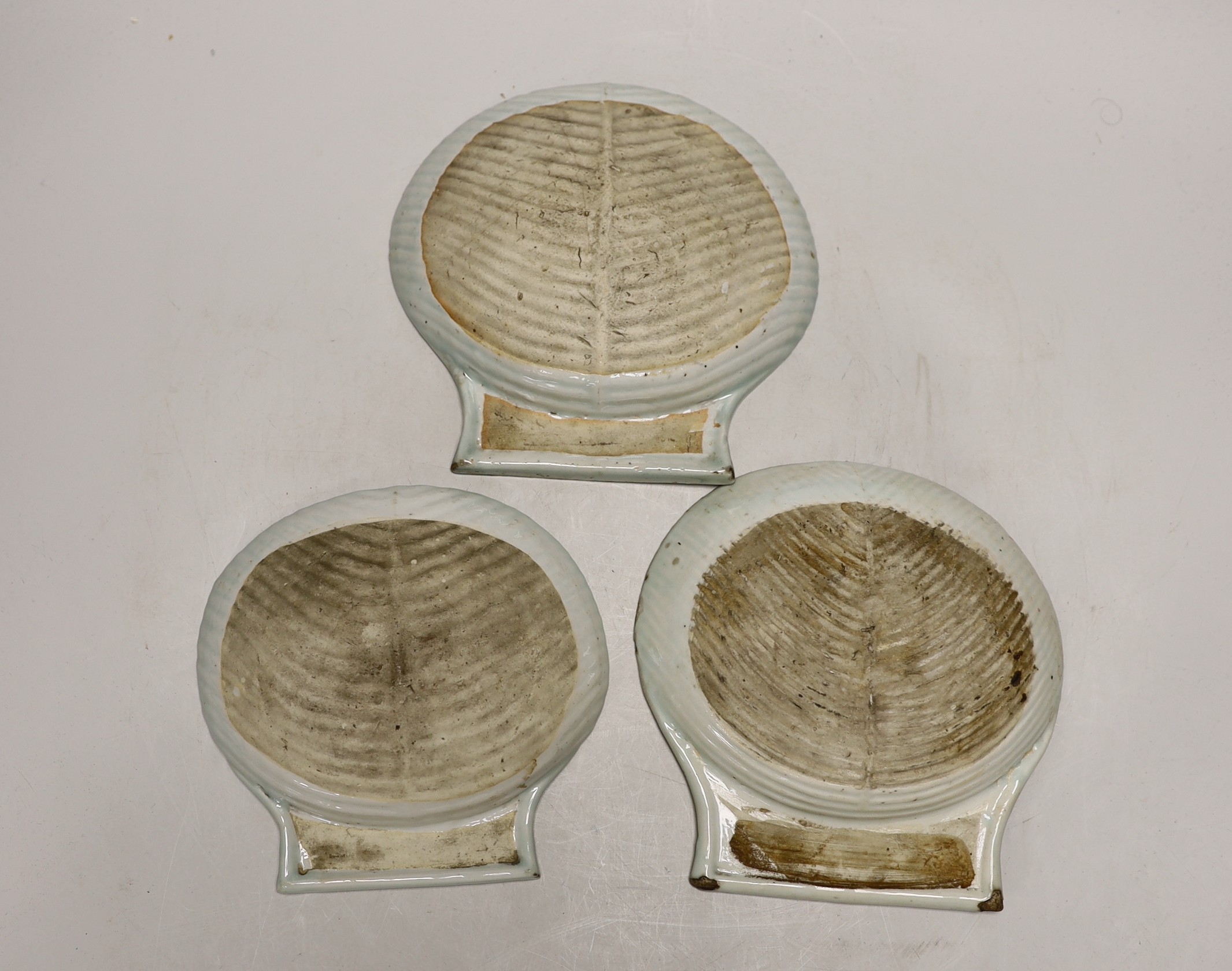 Three Chinese Imari shell dishes, Kangxi period, largest 19.5cm long - Image 2 of 2