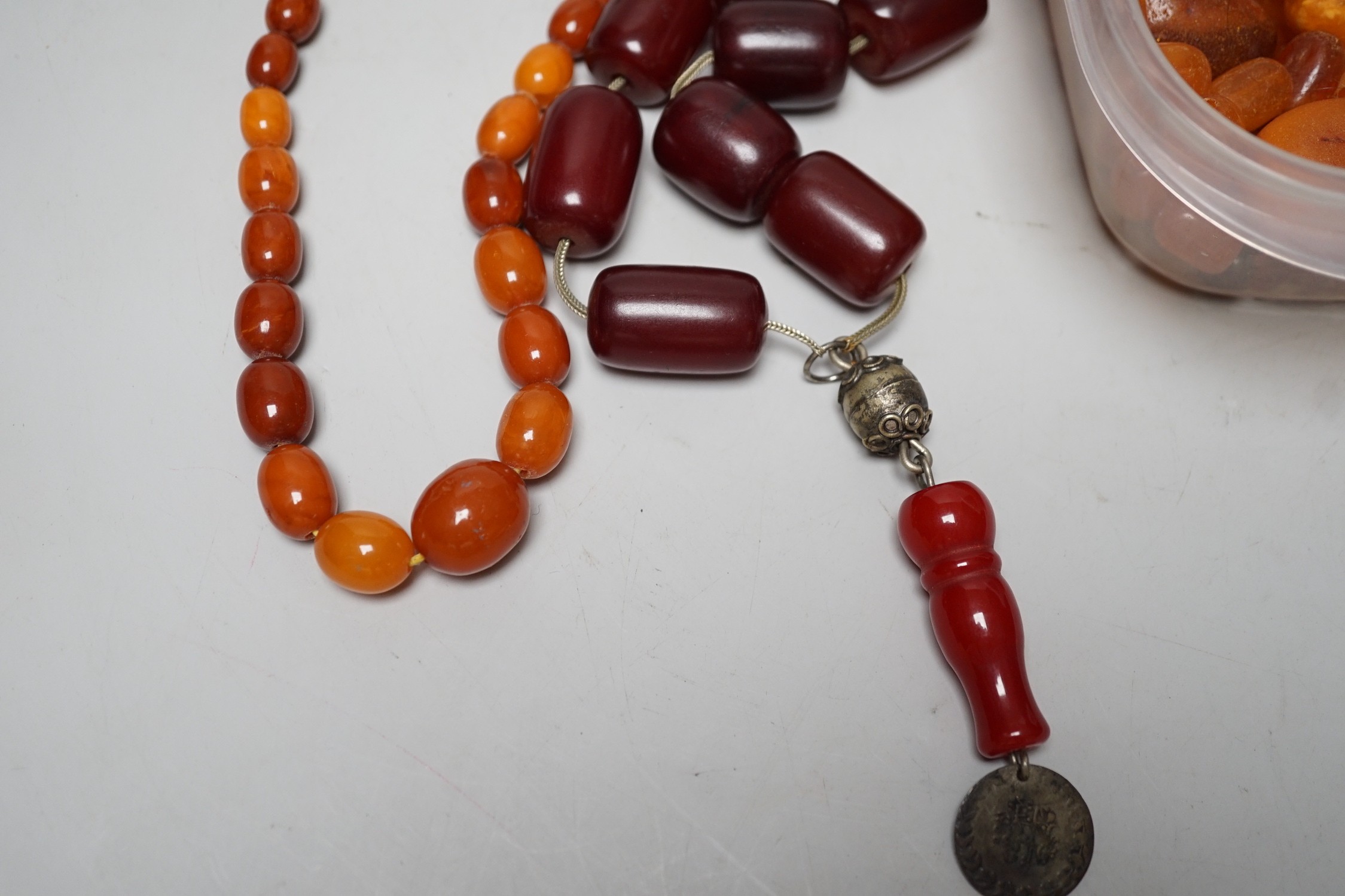 A single strand graduated amber bead necklace, 54cm gross weight 30 grams, together with loose amber - Image 6 of 7