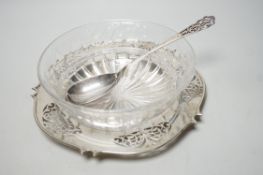 A George V pieced silver stand, with cut glass bowl and matching serving spoon, Hardy Brothers,