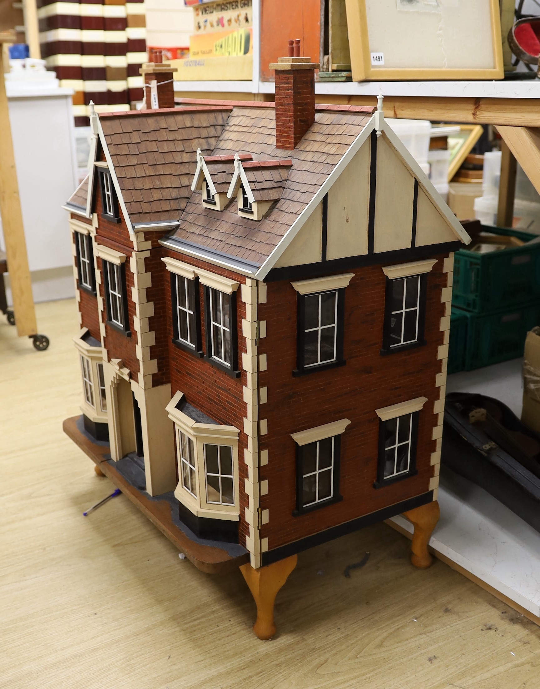 A mid 20th century doll's house and contents, 84cms x 100cms high - Image 6 of 6