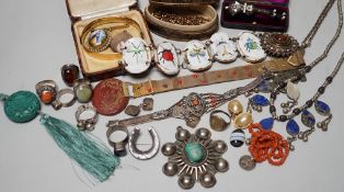 Assorted jewellery including Victorian pinchbeck guard chain, enamelled bracelet, sterling brooch