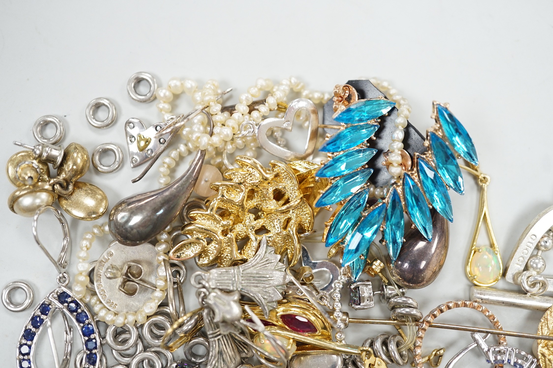 A modern Italian Gucci silver bead bracelet, approx. 18.5cm and a group of sundry minor jewellery. - Image 3 of 5