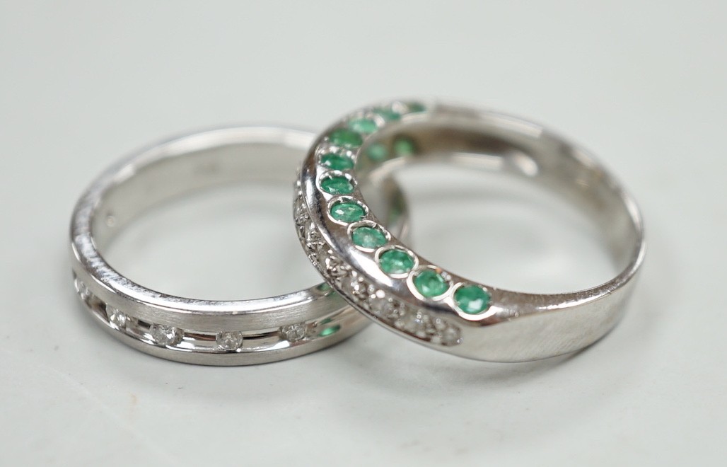 An unusual modern 18ct white gold and thirteen stone diamond chip set half hoop ring, each side of - Image 3 of 3