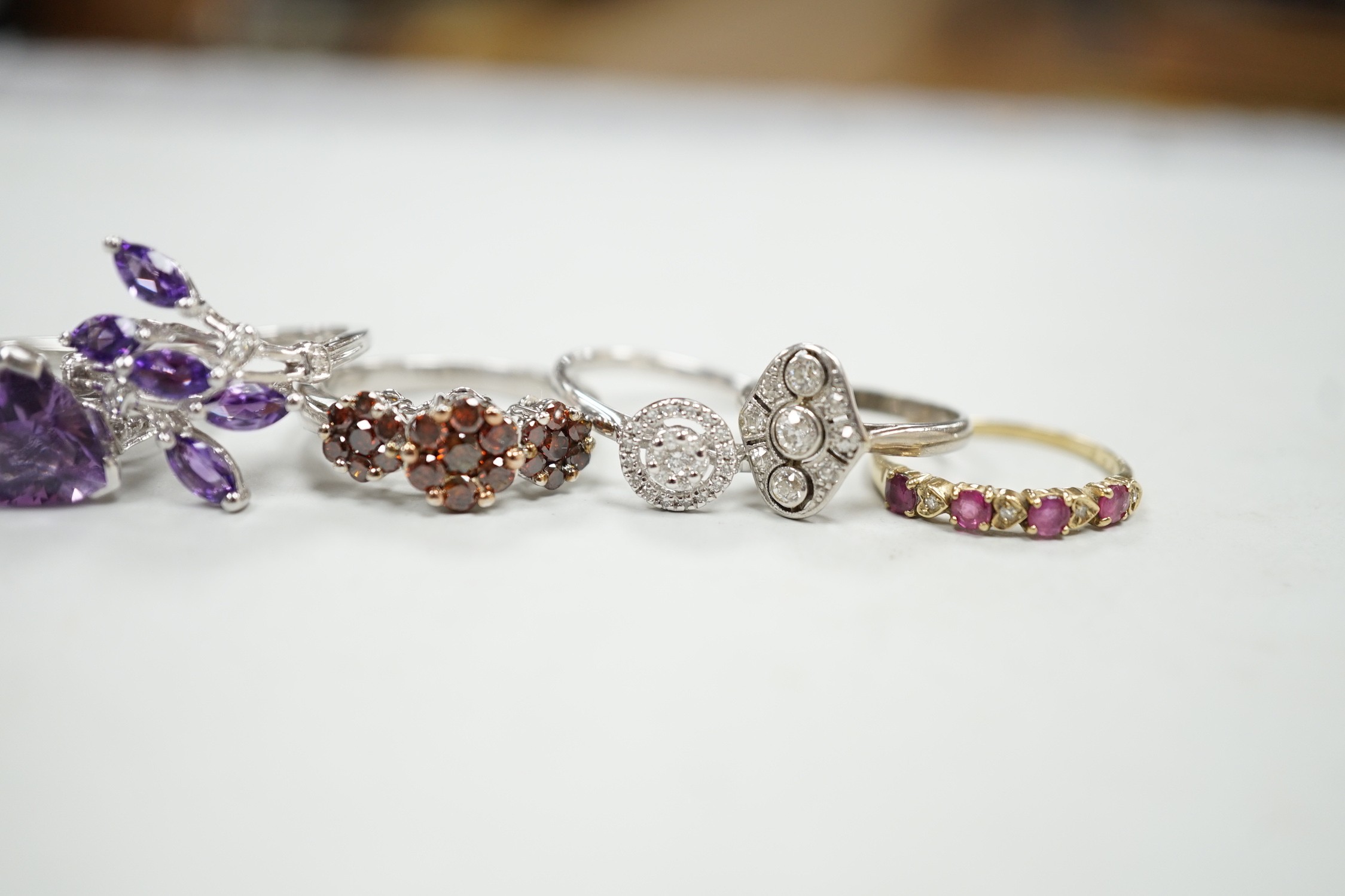 Five assorted modern 9ct gold and gem set dress rings, including diamond cluster ring, gross - Image 5 of 6