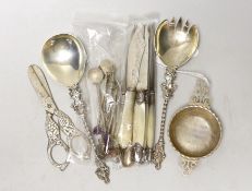 Small silver including a pair of late Victorian servers, by William Hutton & Sons, 830 standard