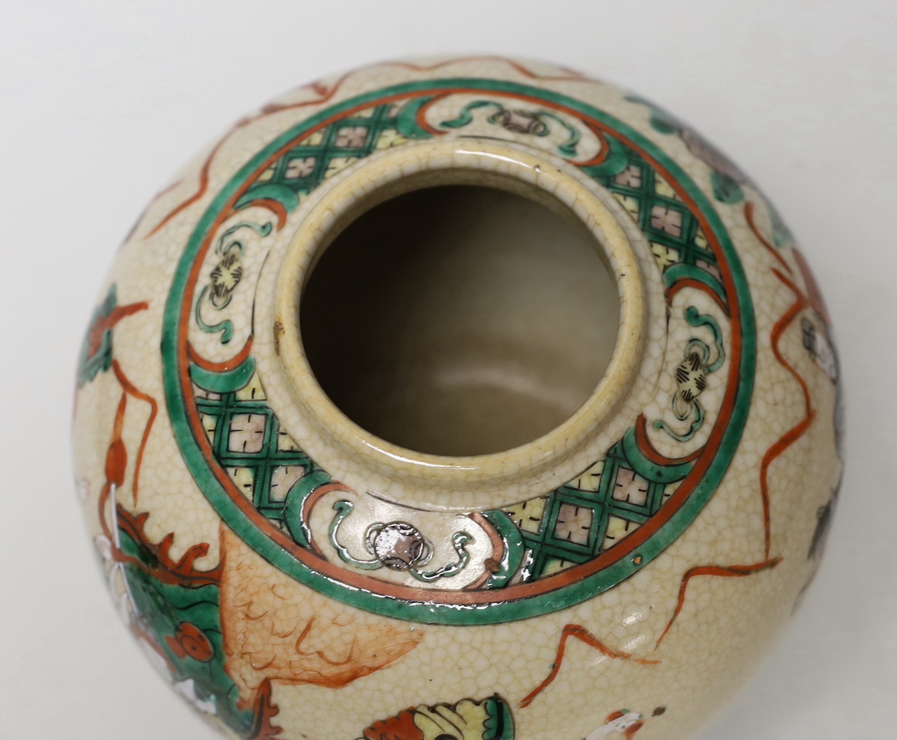 An early 20th century Chinese famille rose crackle glaze ginger jar, decorated with warrior - Image 5 of 6