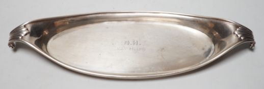 An Edwardian silver two handled oval stand, Goldsmiths & Silversmiths Co Ltd, London, 1907, with