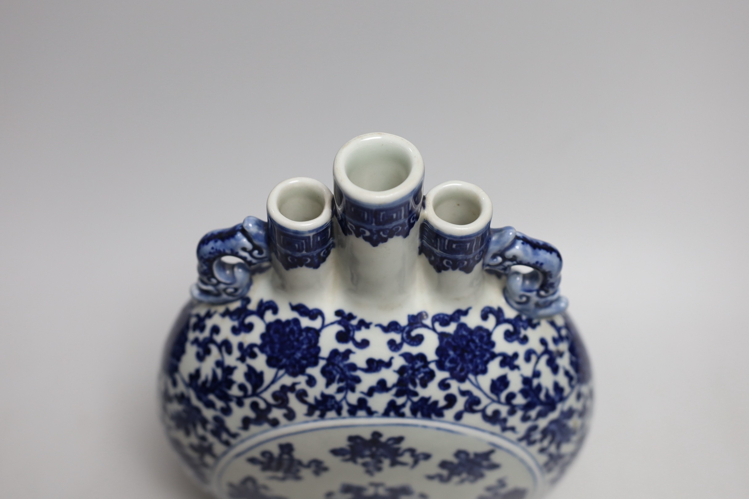 A Chinese blue and white moonflask, 28.5cm high - Image 4 of 5