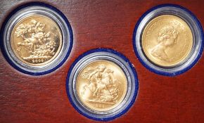 QE II coins, a triple gold sovereign set; 1959, 1974 & 2009.