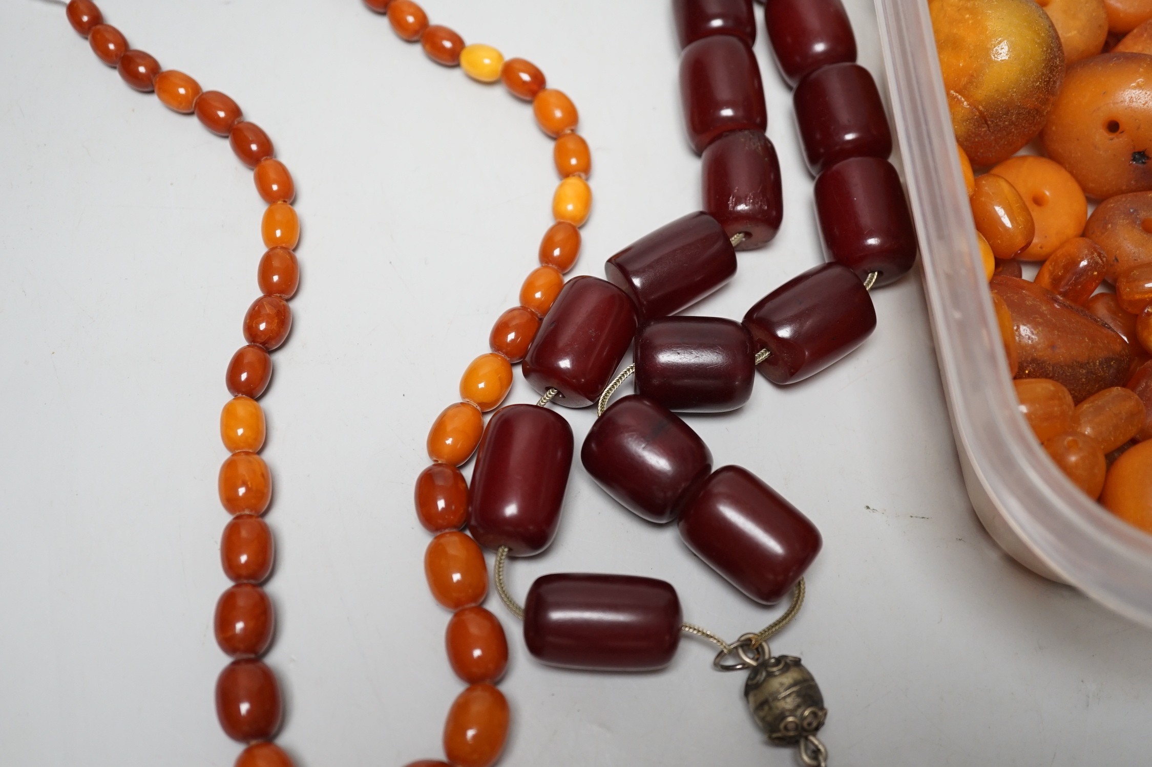 A single strand graduated amber bead necklace, 54cm gross weight 30 grams, together with loose amber - Image 4 of 7