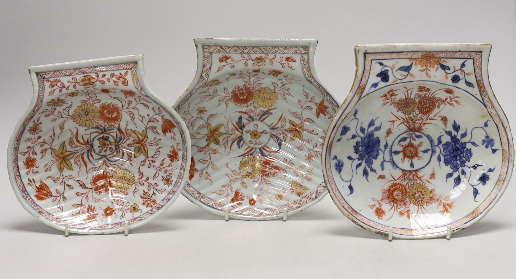 Three Chinese Imari shell dishes, Kangxi period, largest 19.5cm long