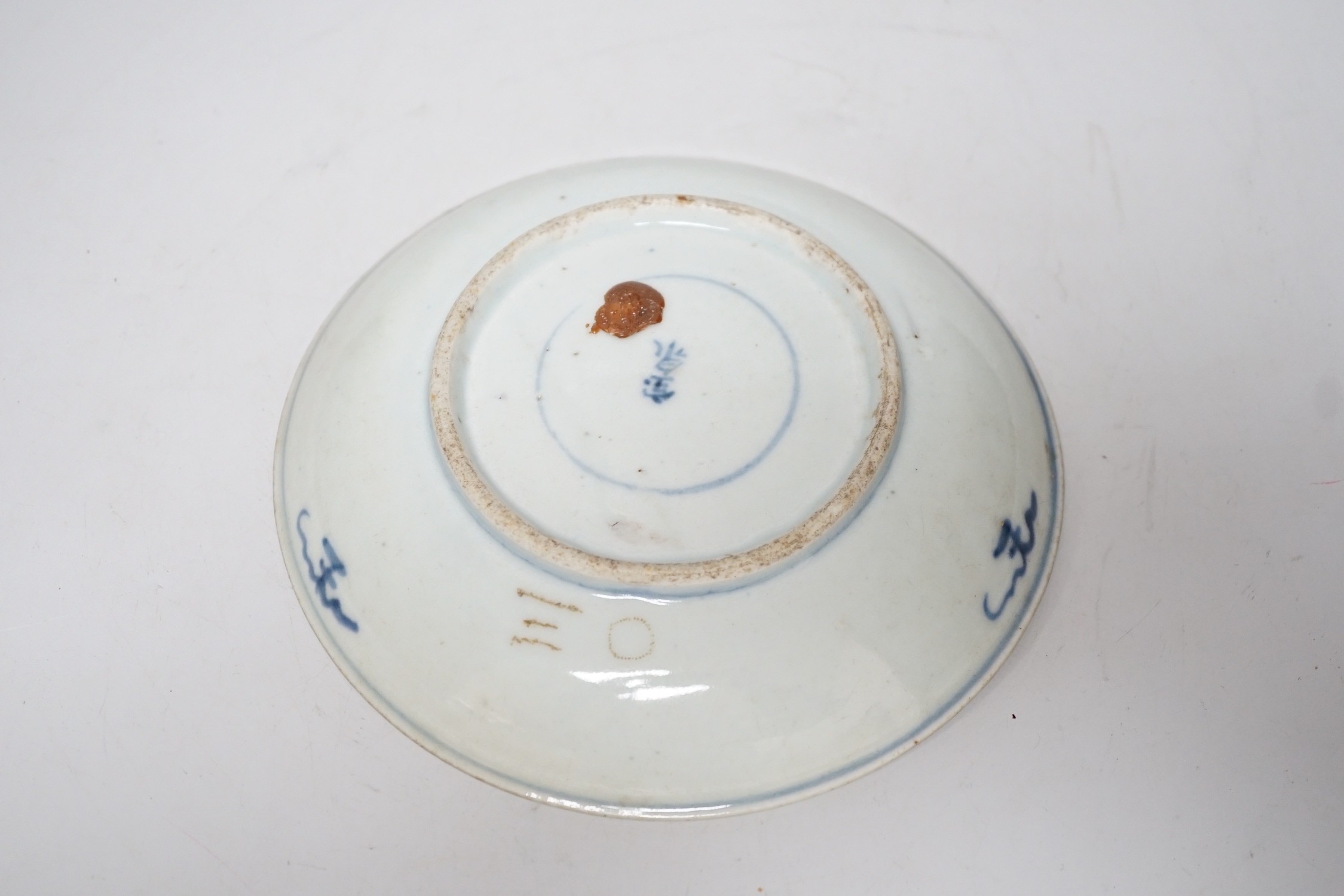 A Chinese blue and white figural dish, Qing dynasty 20cm - Image 2 of 2