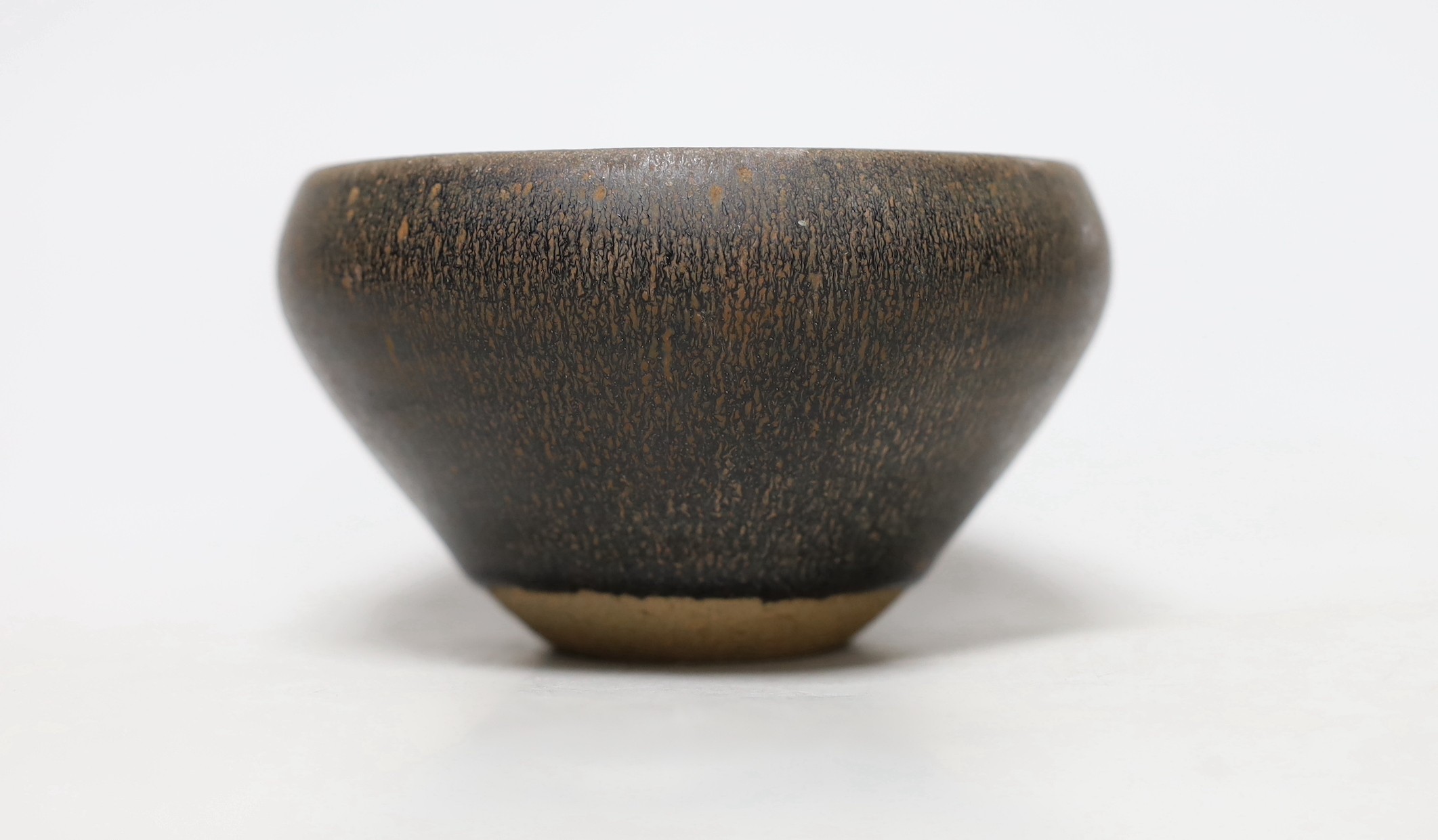 A Chinese brown pottery bowl, 11.5cms diameter - Image 2 of 2