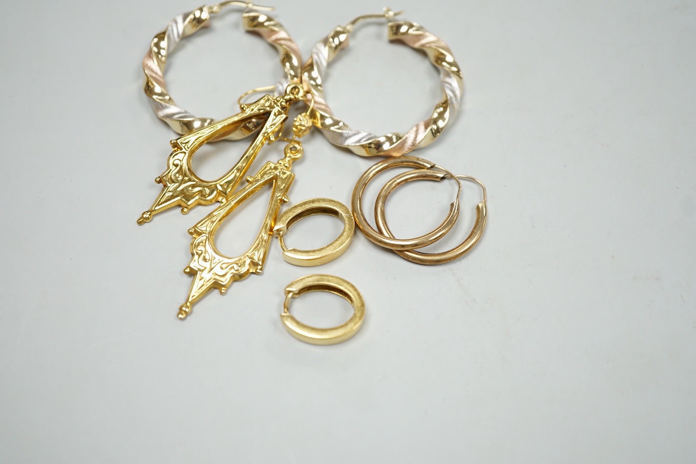 A modern pair of Italian three colour 14k hoop earrings, 35mm, 5.9 grams, a small pair of 750 oval - Image 2 of 2