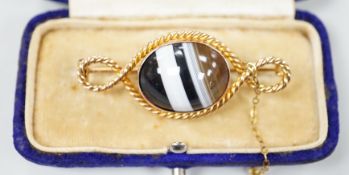 An Edwardian 15ct and banded agate set brooch, with rope twist border, 46mm, gross weight 8.2