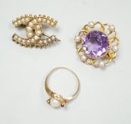 An Edwardian yellow metal and split pearl set double horseshoe brooch, 26mm, an amethyst and split