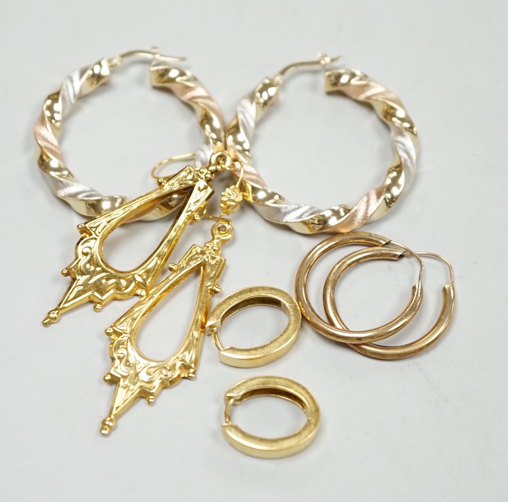 A modern pair of Italian three colour 14k hoop earrings, 35mm, 5.9 grams, a small pair of 750 oval