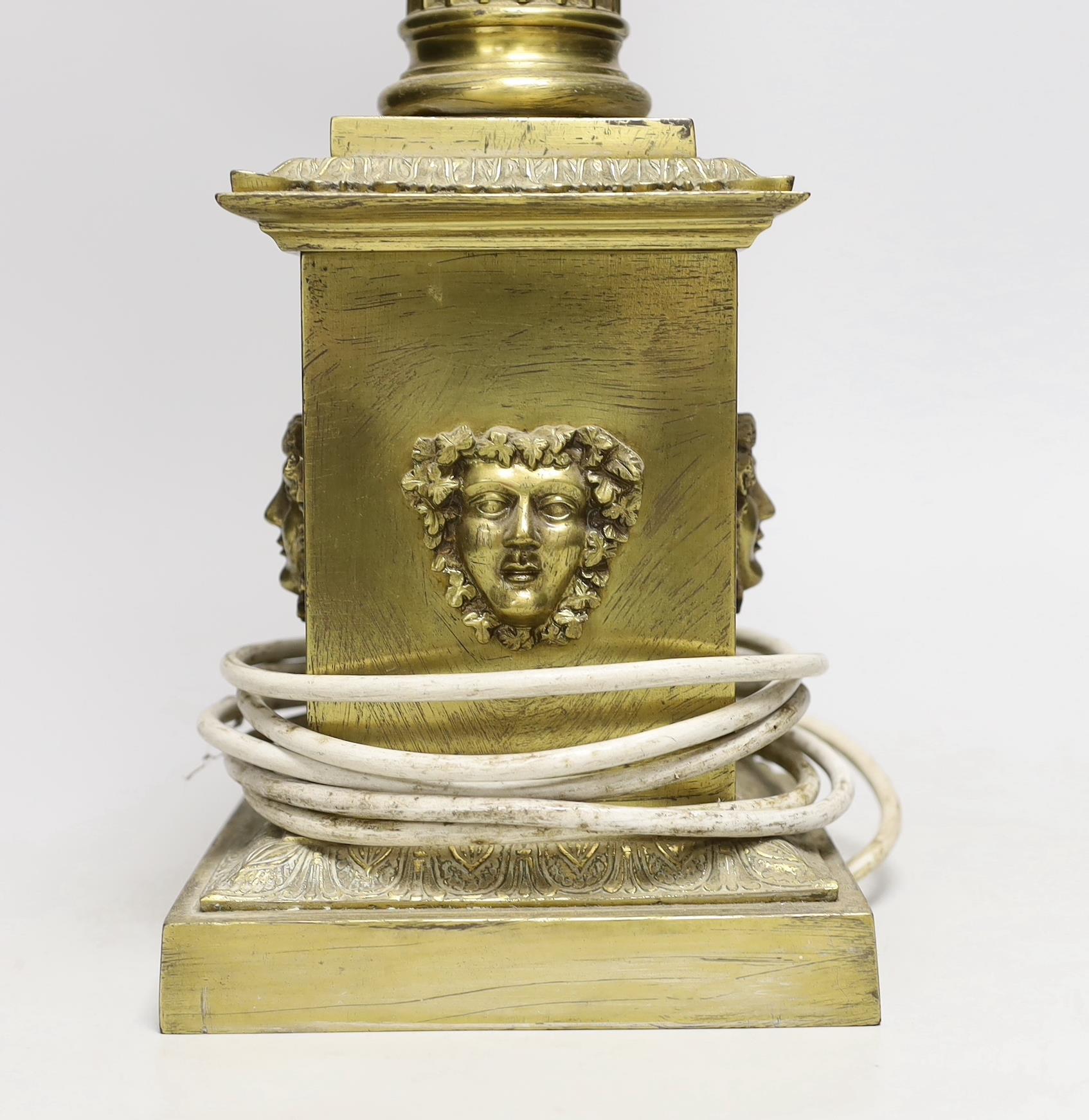A large brass desk lamp in the form of a tapering column, on plinth base, 56cm to top of column - Bild 2 aus 3