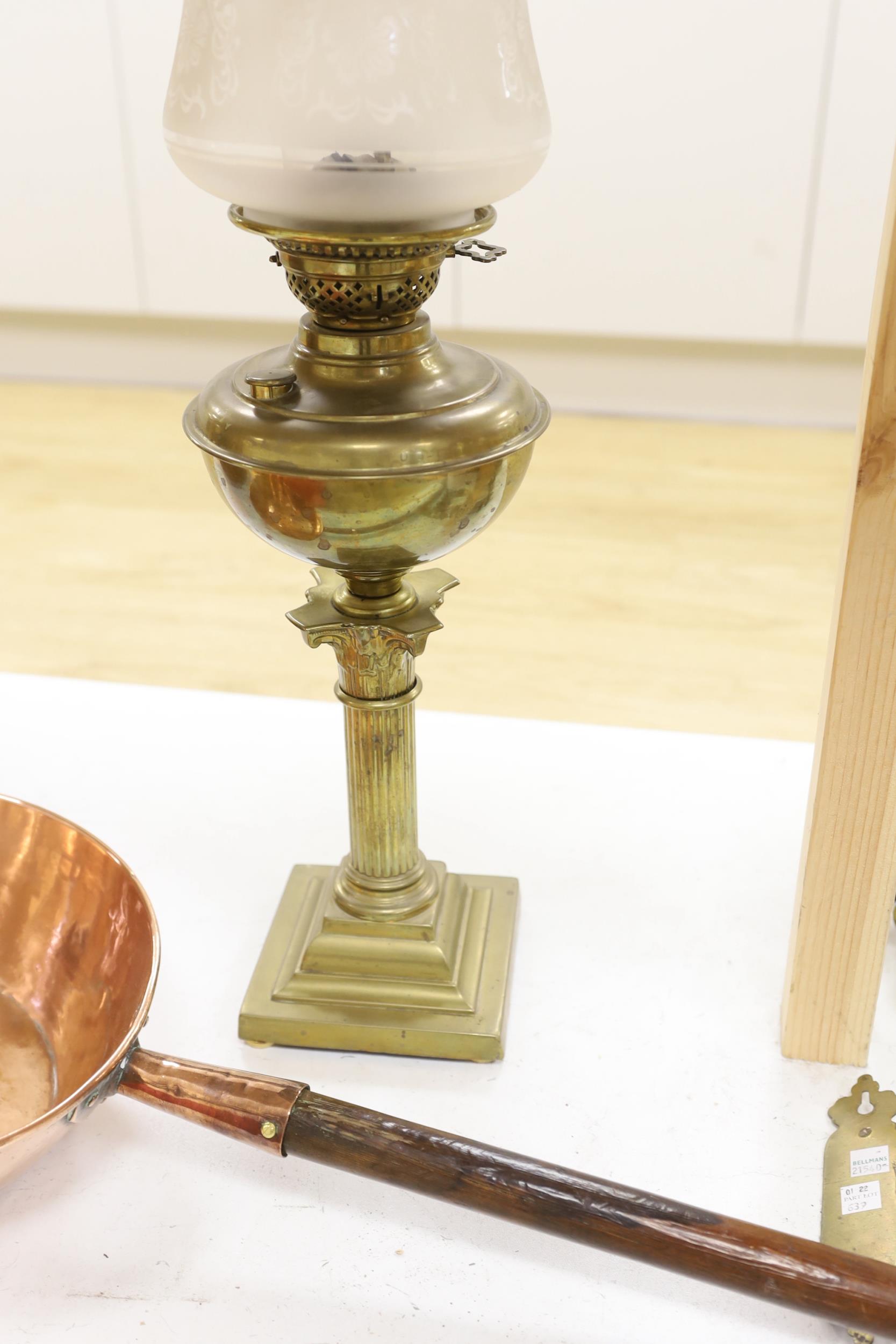 A brass Corinthian column oil lamp, two brass wall sconces and an 1823 copper saucepan - Bild 5 aus 5