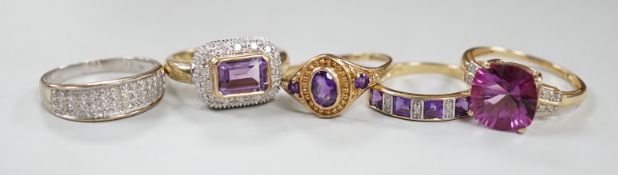 Five assorted modern 9ct gold and gem set dress rings, including diamond chip half hoop and amethyst
