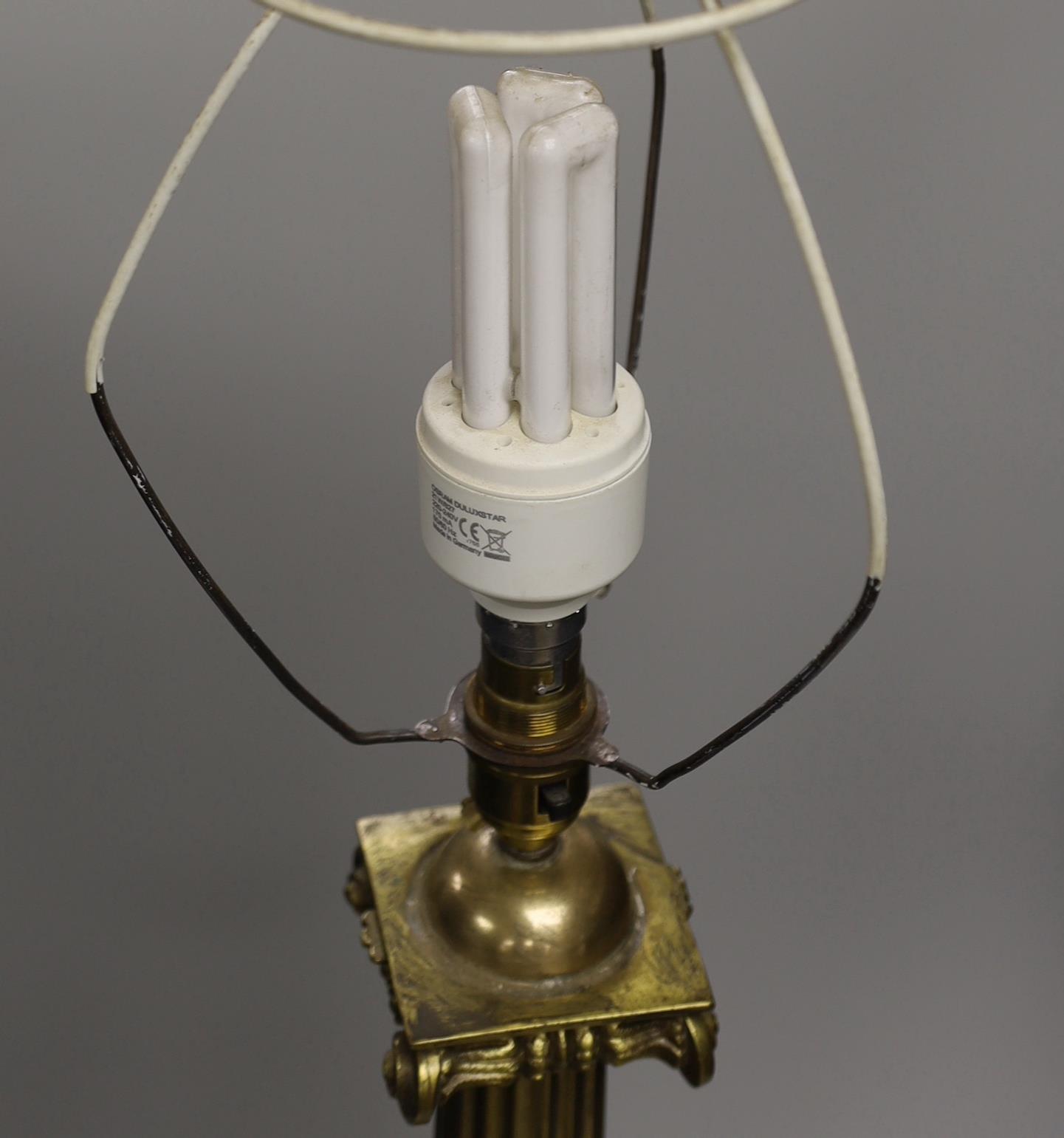 A large brass desk lamp in the form of a tapering column, on plinth base, 56cm to top of column - Bild 3 aus 3