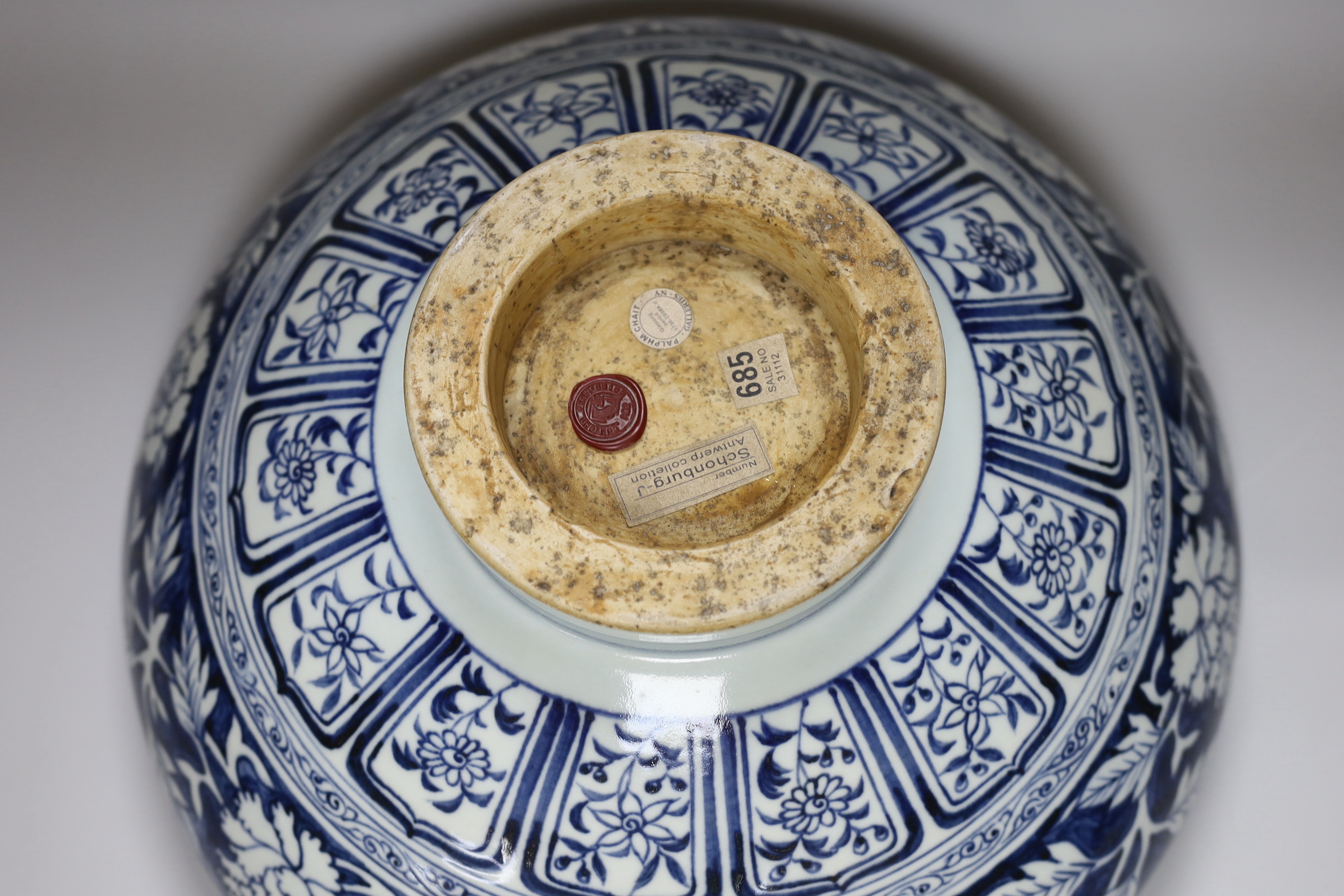 A large Chinese blue and white bowl, 40cm diameter - Image 4 of 4