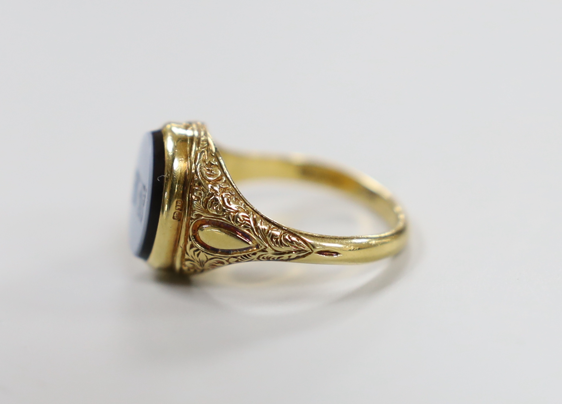 A late Victorian 18ct gold and sardonyx set mourning ring, with engraved initials, the hinged ring - Image 2 of 3