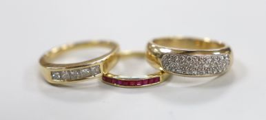 A modern 14k and five stone channel set princess cut diamond set half hoop ring, size Q/R, gross