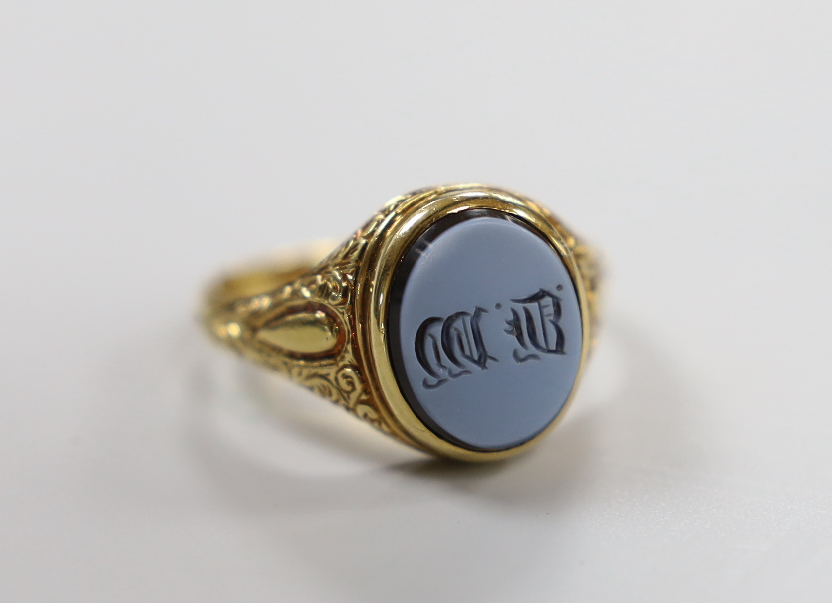 A late Victorian 18ct gold and sardonyx set mourning ring, with engraved initials, the hinged ring