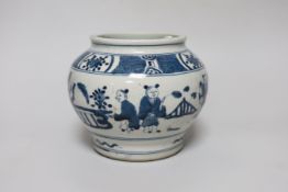 A Chinese blue and white Ming style vase, 13cm