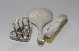 A George V silver mounted glass manicure stand with six accessories, height 12.5cm, a similar silver