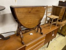 A Victorian walnut Sutherland table, width 78cm, height 69cm