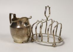 An Edwardian small silver five bar toast rack, Birmingham, 1906, length 94mm and a later silver ceam