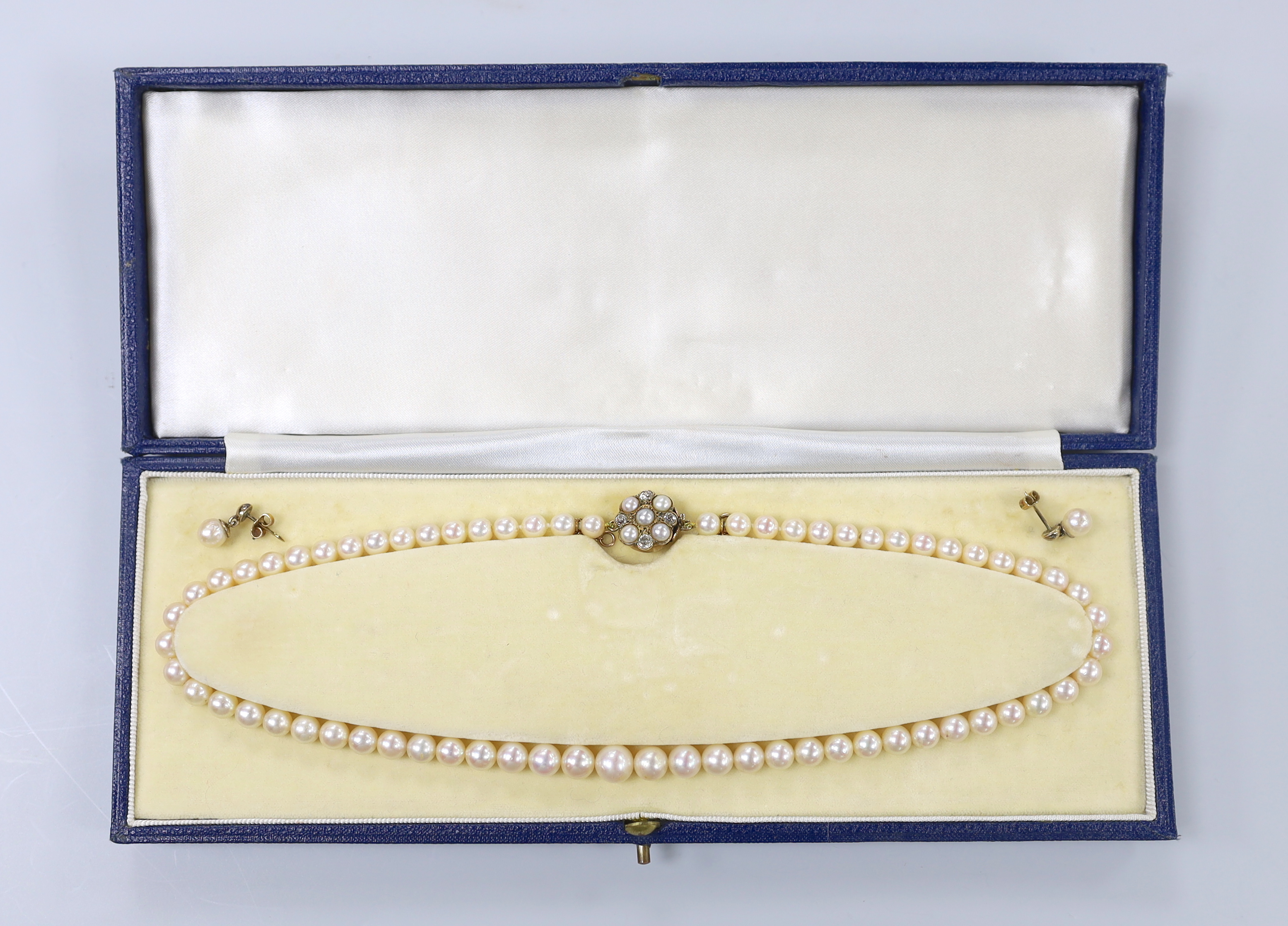 A single strand graduated cultured pearl necklace, with cultured pearl and diamond set yellow