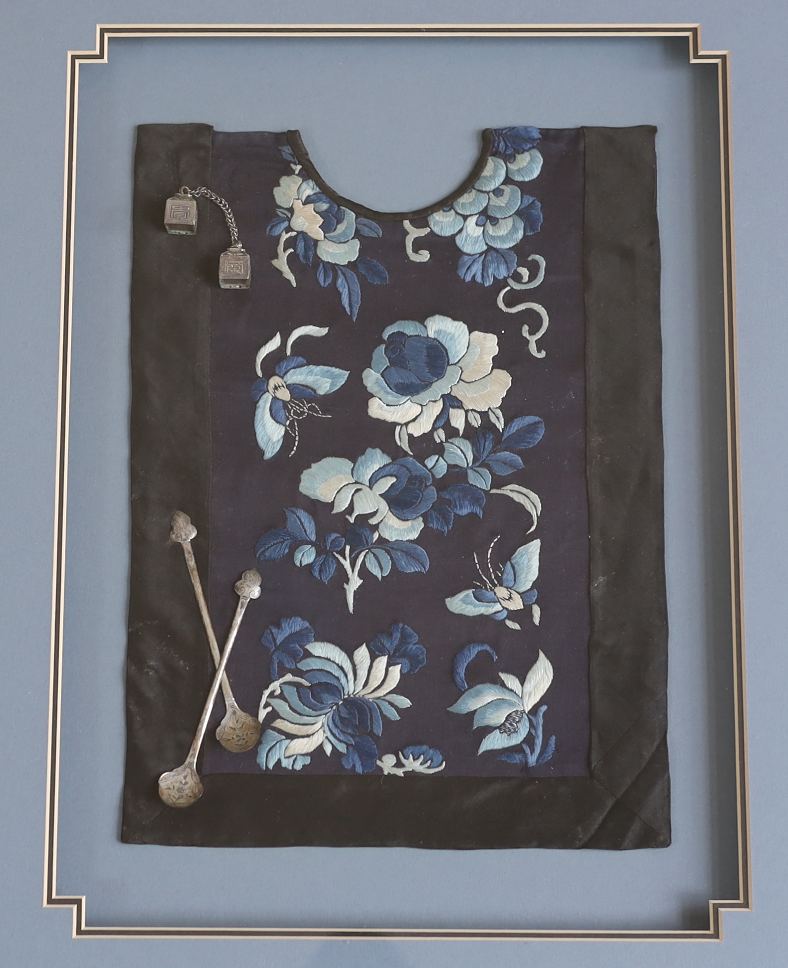 A late 19th century Chinese silk and blue floral embroidered baby’s bib, mounted with two white - Image 3 of 3